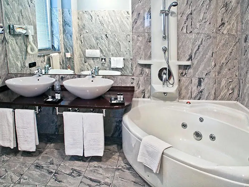 Hotel Studios Cologno Monzese 4*,